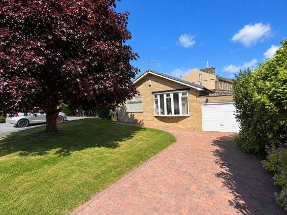 3 bed property, in Oakleigh Avenue, £260,000