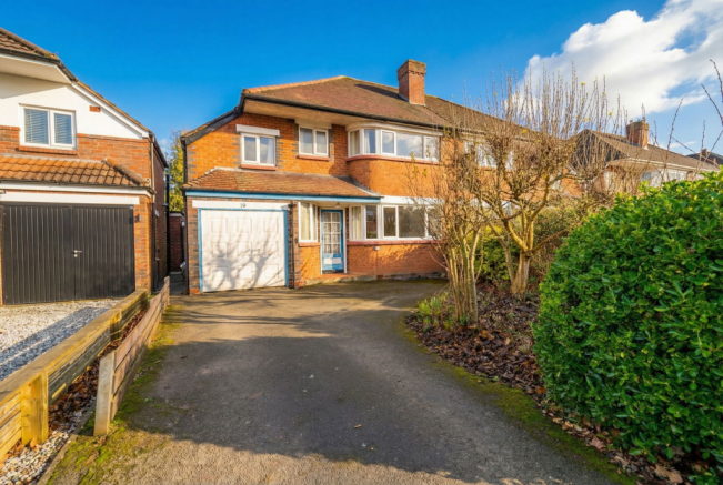 4 bed property, in Queens Avenue, £400,000