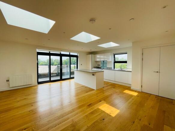 2 bed property, in Rockingham Road, £475,000