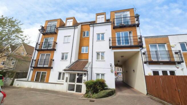1 bed property, in Fishponds Road, £140,000