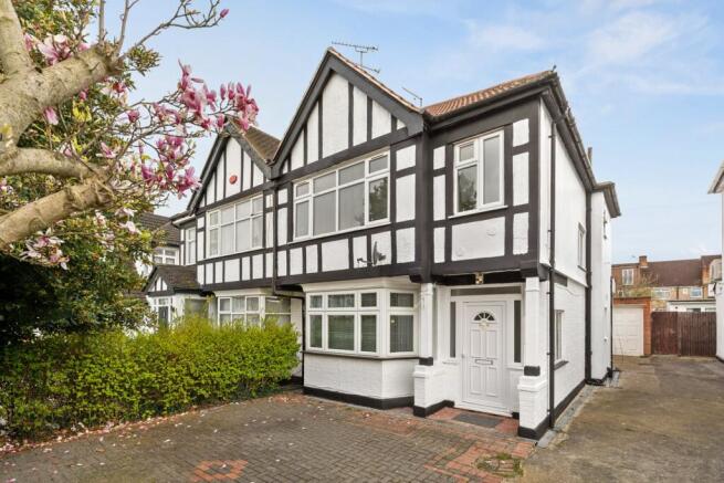3 bed property, in Salehurst Close, £675,000