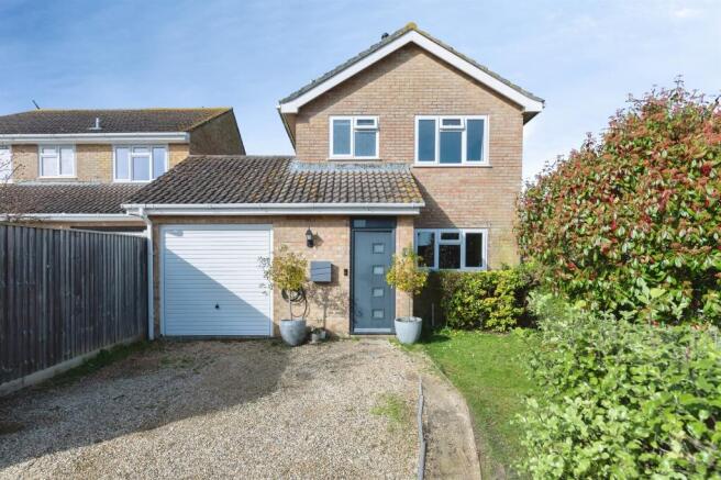 3 bed property, in Hazel Close, £390,000