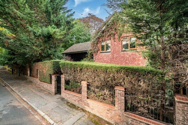 4 bed property, in Castleleigh Court, £1,300,000
