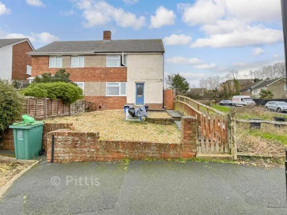 2 bed property, in Winston Avenue, £215,000