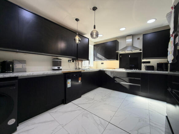 3 bed property, in Highland Road, £275,000