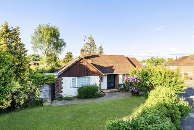 3 bed property, in Oaklands Drive Wokingham, £650,000