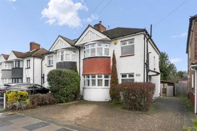 3 bed property, in Villiers Avenue, £600,000