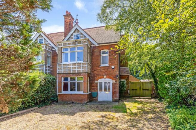 5 bed property, in Little Marlow Road, £899,950