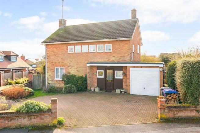 3 bed property, in Deards Wood, £725,000