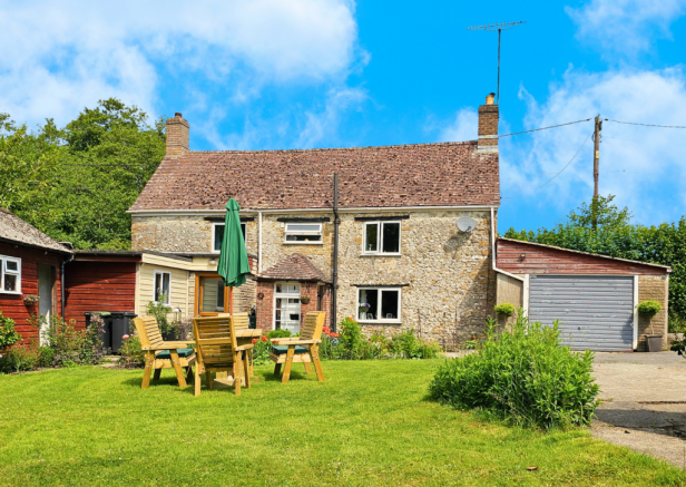 6 bed property, in Hooke, £600,000
