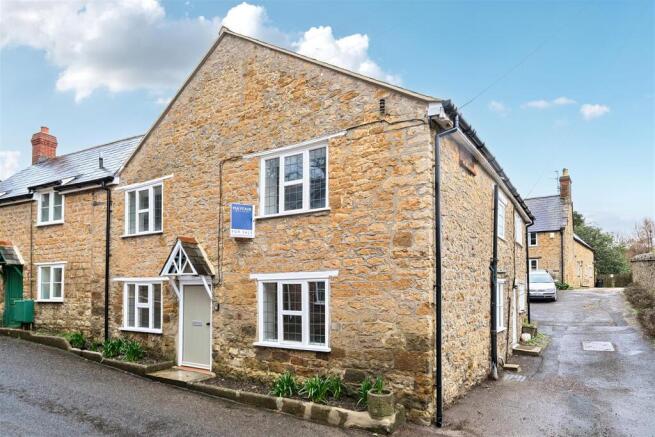 2 bed property, in North Street, £280,000