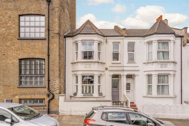 2 bed property, in Woodrow, £525,000