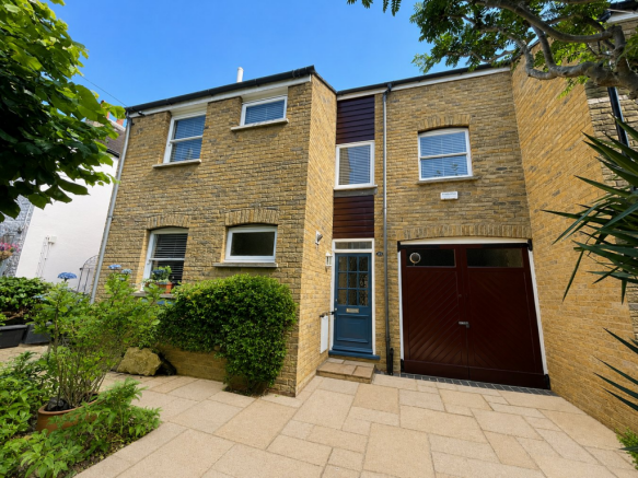 4 bed property, in Chancery Lane, £900,000