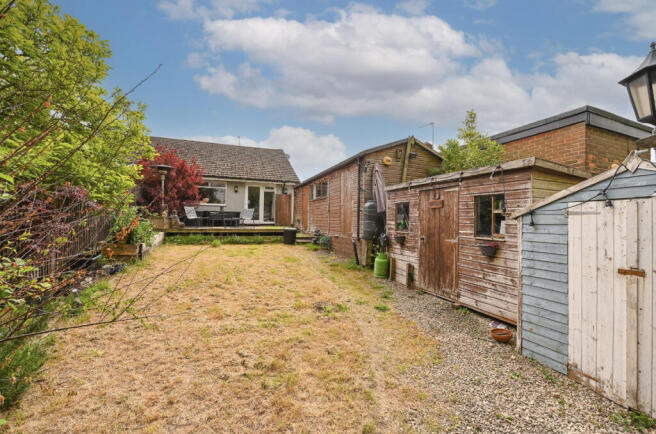 2 bed property, in Hillcroft Road, £425,000