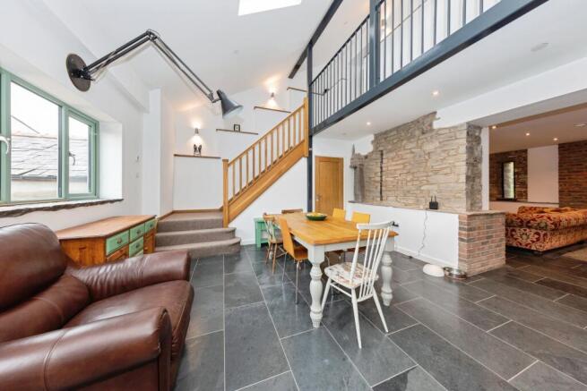 4 bed property, in Broadlay, £450,000