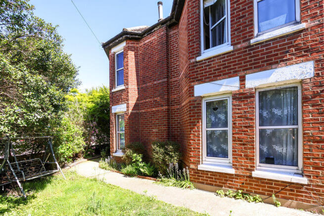 5 bed property, in Richmond Park Road, £385,000