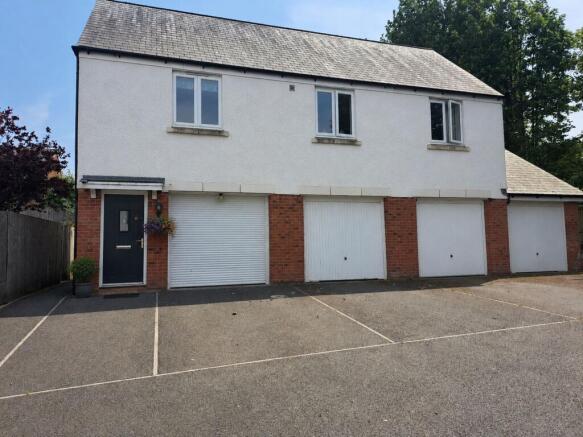 2 bed property, in Moyles Park, £285,000