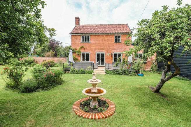 4 bed property, in Bunwell Road, £675,000