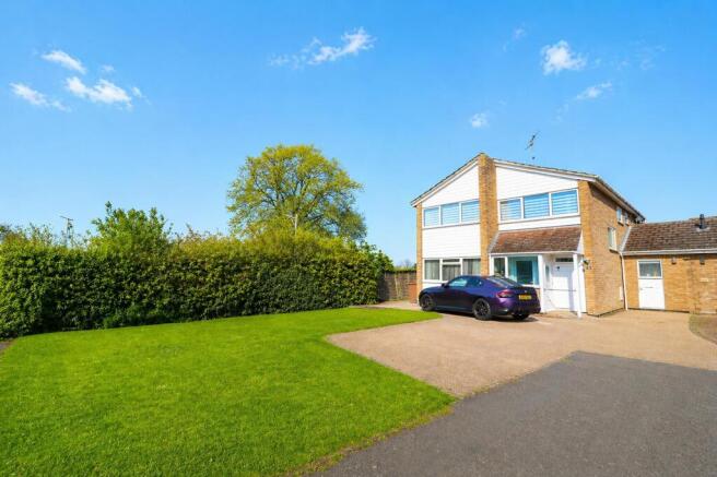 5 bed property, in Allens Close, £650,000