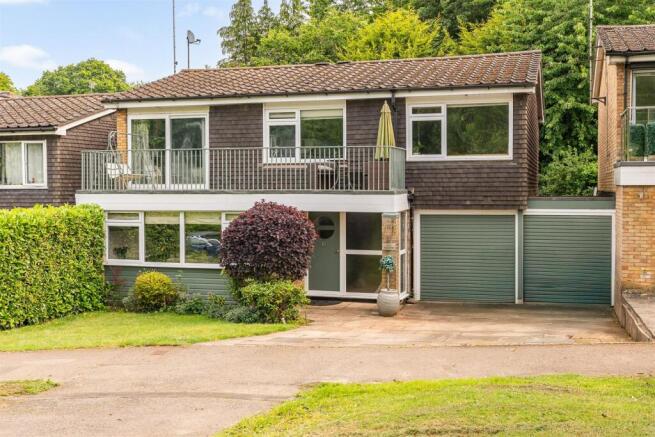4 bed property, in Turpins Ride, £725,000