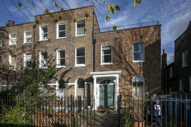 2 bed property, in Camberwell Grove, £650,000