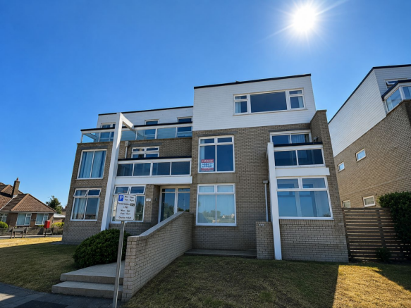 2 bed property, in Quantock Court, £230,000
