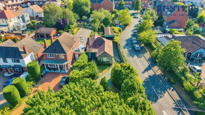 2 bed property, in Armitage Road, £350,000