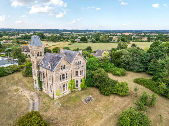10 bed property, in Chapel Knapp, £1,000,000