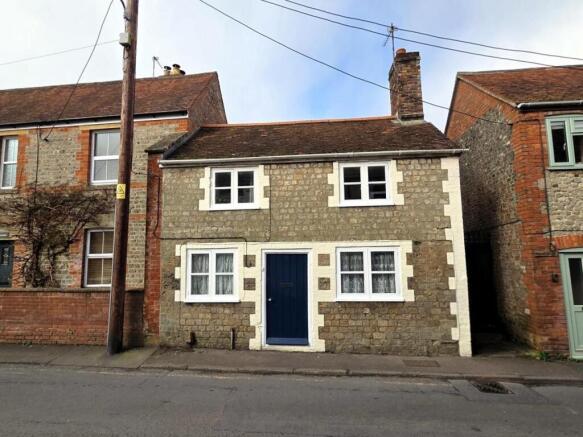 2 bed property, in Pound Street, £135,000