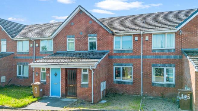 2 bed property, in The Warren, £130,000