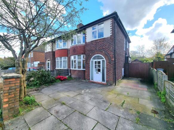 3 bed property, in Wentworth Drive, £450,000