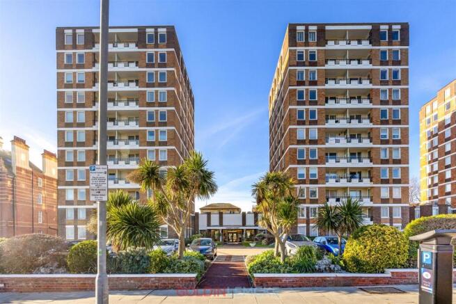 2 bed property, in Ashley Court, £450,000