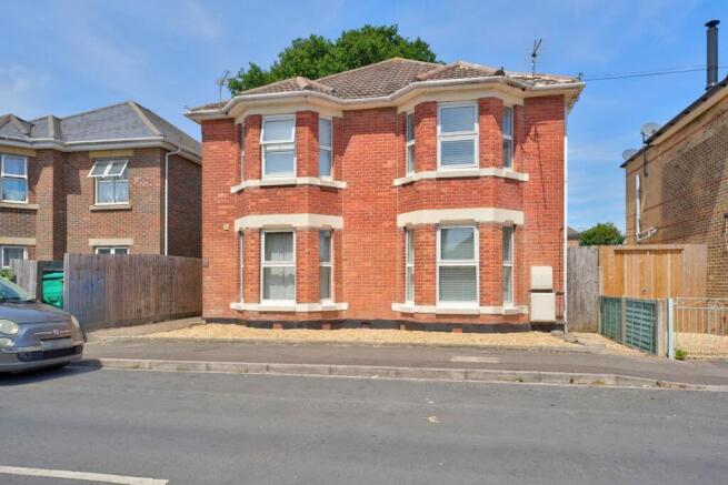 3 bed property, in Harcourt Road, £325,000