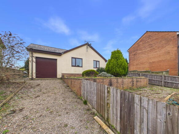 2 bed property, in Brockhollands Road, £325,000