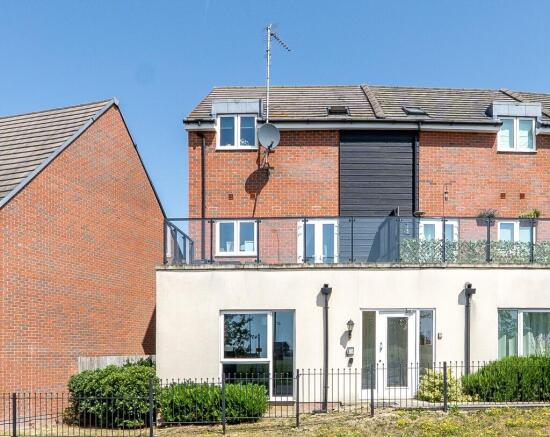 1 bed property, in Sir Frank Williams Avenue, £185,000