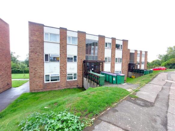 2 bed property, in Holywell Avenue, £155,000