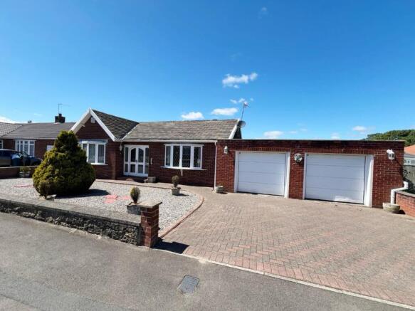 2 bed property, in Whitworth Close, £290,000