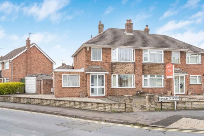3 bed property, in Yiewsley Crescent, £360,000