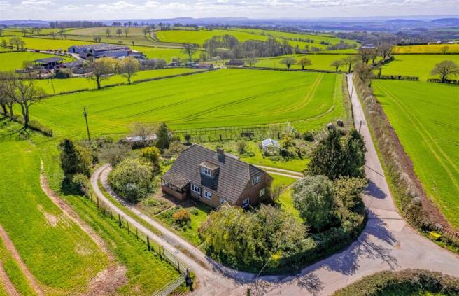 4 bed property, in Pencombe, £500,000