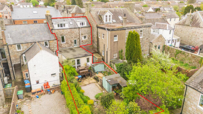 5 bed property, in High Street, £175,000