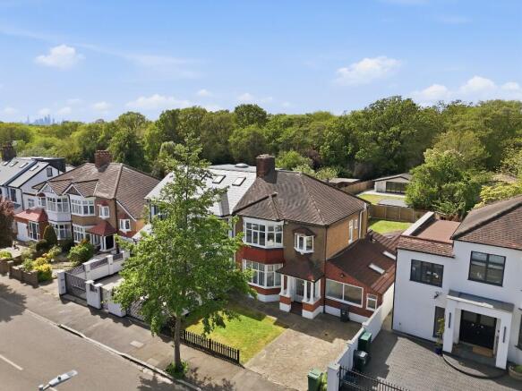 3 bed property, in High View Road, £1,150,000