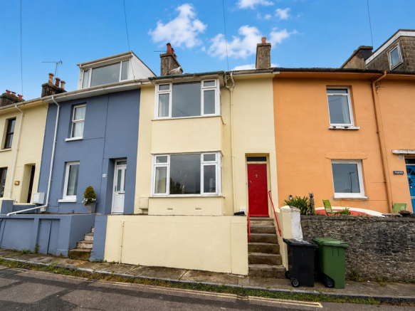 3 bed property, in Mount Pleasant Road, £220,000
