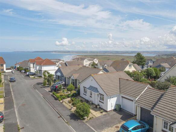 2 bed property, in Stanwell Drive, £250,000