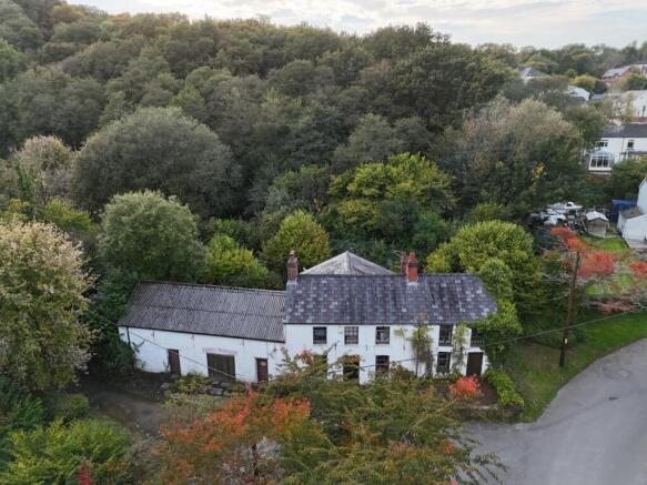 5 bed property, in Gelligroes Mill, £190,000