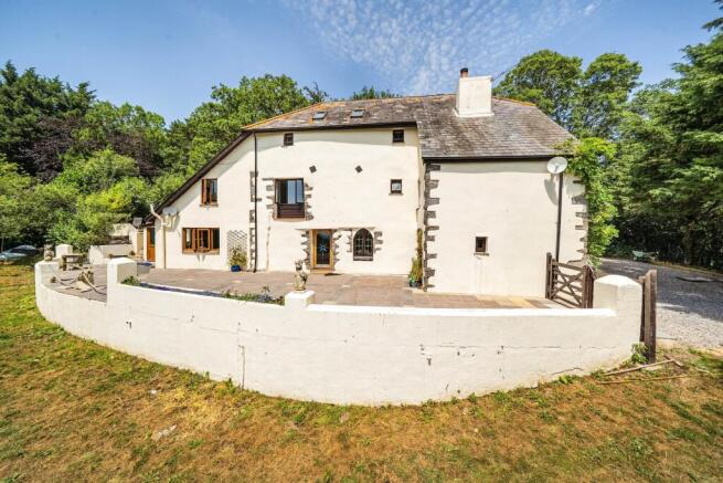 5 bed property, in Woodland, £795,000