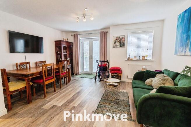 2 bed property, in Riverbank Avenue, £175,000