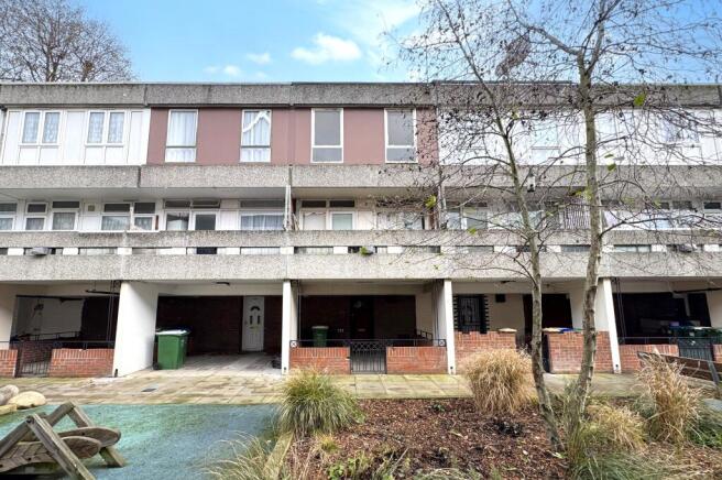 4 bed property, in 111 Mangold Way, £125,000