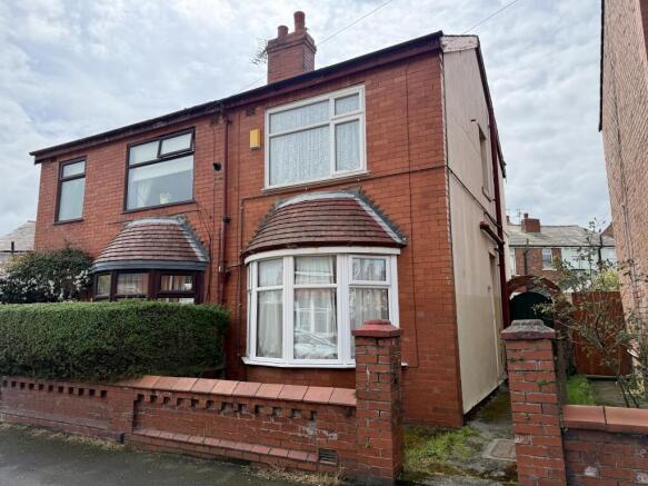 2 bed property, in Rathlyn Avenue, £95,000