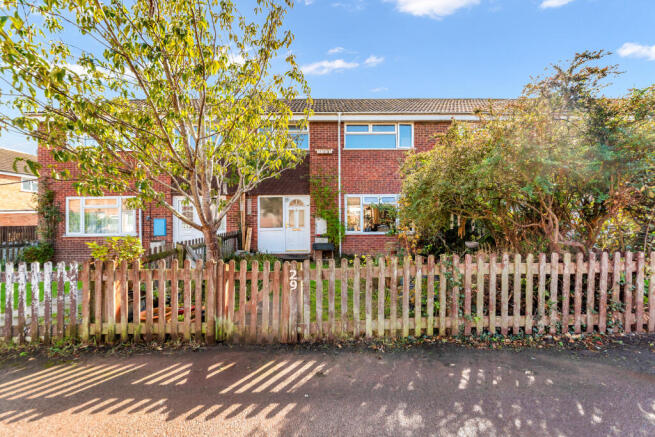 3 bed property, in Lavender Walk, £215,000