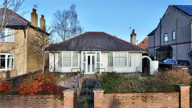 2 bed property, in Marlowe Road, £270,000